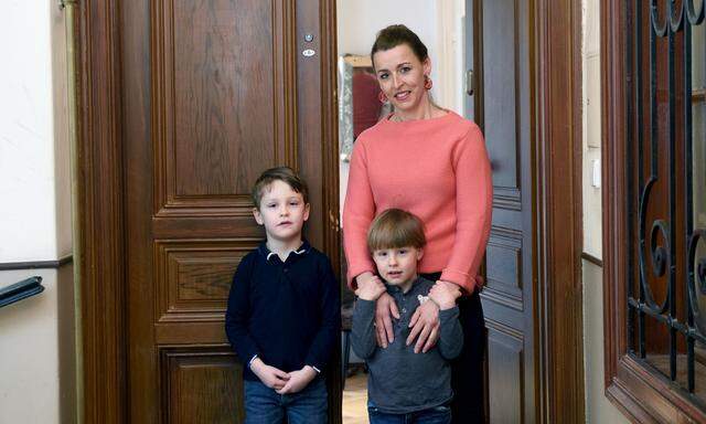 Ein Bild mit gebotenem Sicherheitsabstand: Erika Bürk und ihre Söhne Ferdinand (6) und Constantin (5) vor ihrer Wohnungstüre.