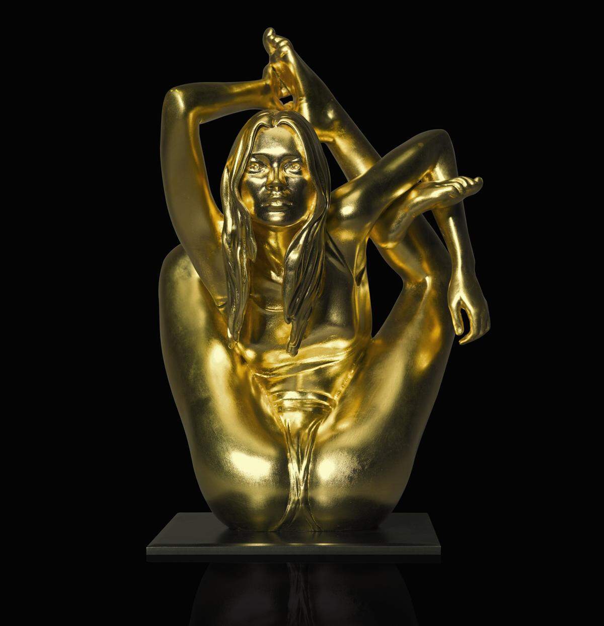 Die mit 24 Karat vergoldete Bronzestatue Maquette for Siren von Marc Quinn (2008) kam auf 87.500 Pfund.   