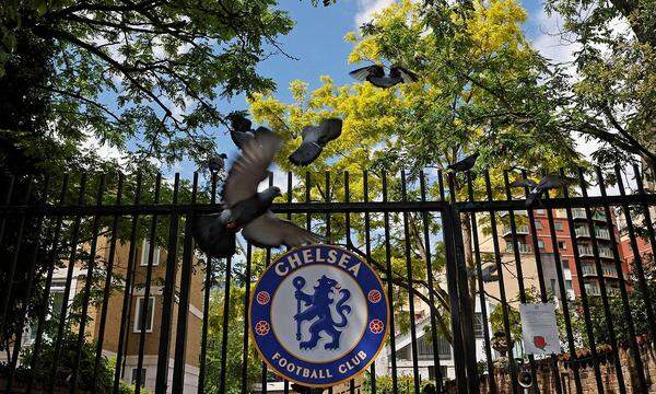 Chelsea-Wappen auf einem Tor