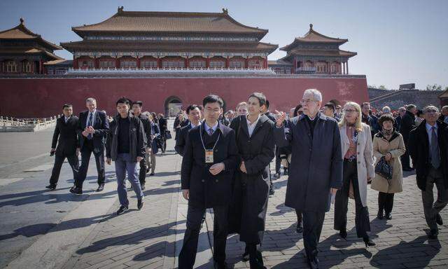 Bundespräsident Alexander Van der Bellen führt in China die mehr als 200-köpfige österreichische Delegation an, zu der heute auch Kanzler Sebastian Kurz stößt.