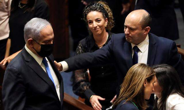 Naftali Bennett (re.) löst Benjamin Netanjahu als israelischer Premierminister ab.