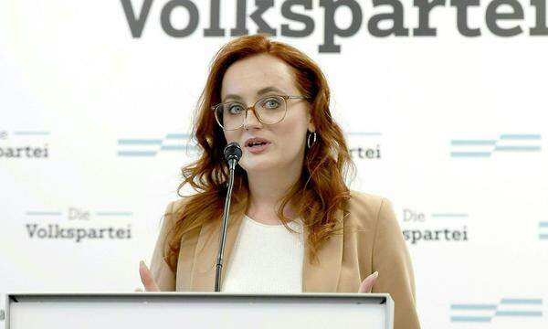 In einer „persönlichen Erklärung“ in der ÖVP-Zentrale hatte Sachslehner zu ihrem Rücktritt die eigene Partei kritisiert.