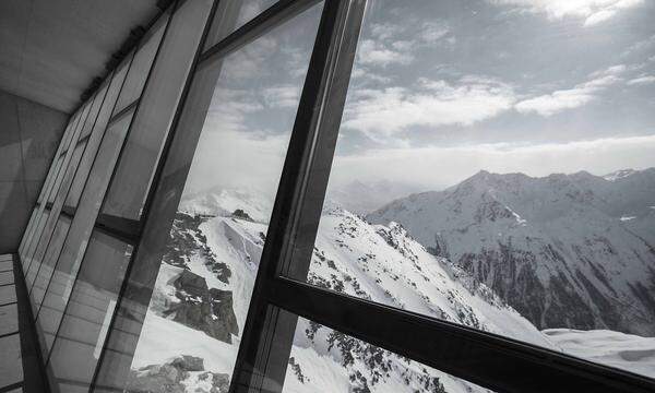 Der Großteil von "007 Elements" befindet sich untertags. Eine auskragende Fensterfront bietet kurz, aber spektakulär Aussicht auf hochalpines Setting.