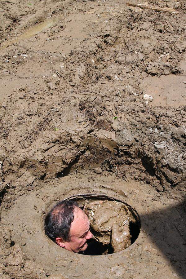 Hilfsmannschaften aus 17 Staaten wurden in die Region entlang der Save entsandt. Im Bild: Ein Bewohner von Bajina Basta versucht einen Wasserschacht vom gröbsten Schlamm zu befreien.