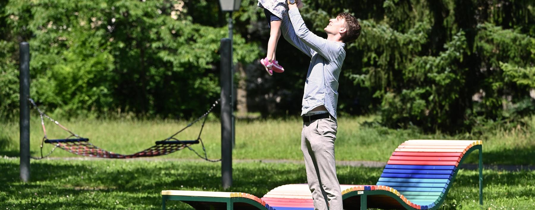 Mit 22 Jahren, frisch aus dem Bundesheer und mitten im Studium, bekam Florian Leitgeber die Nachricht, er werde Vater. 