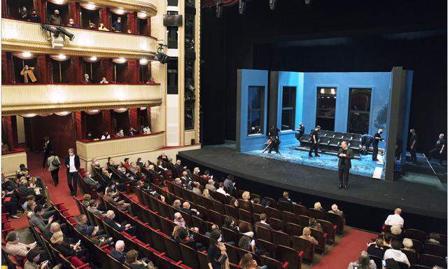 Burgtheaterdirektor Martin Kušej sprach zu seinem Publikum, während das Haus abgeriegelt wurde. 