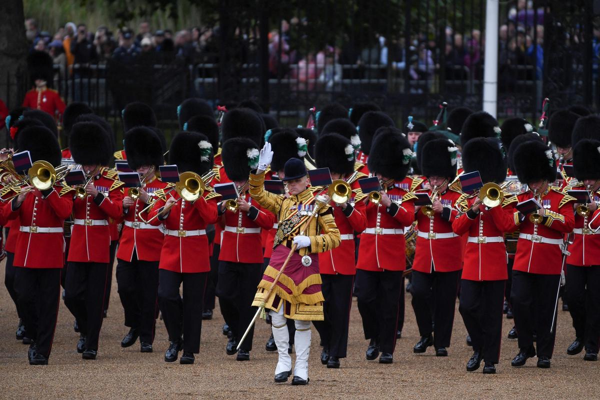 Tausende Soldaten in roten Gardeuniformen und mit Bärenfellmützen paradieren auf dem Exerzierplatz Horse Guards Parade. 