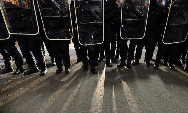 Archivbild: Polizisten bei den Demos gegen den Akademikerball