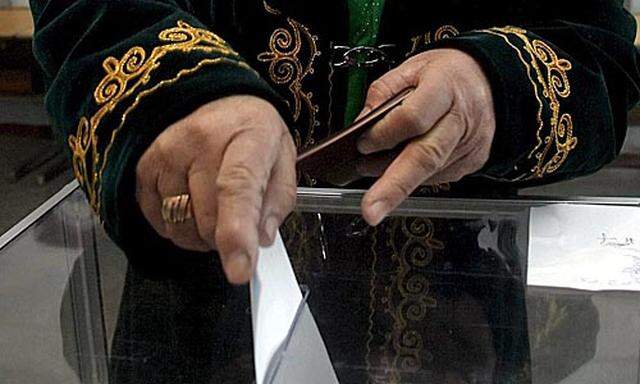 Kirgisen stimmen über neue Verfassung ab