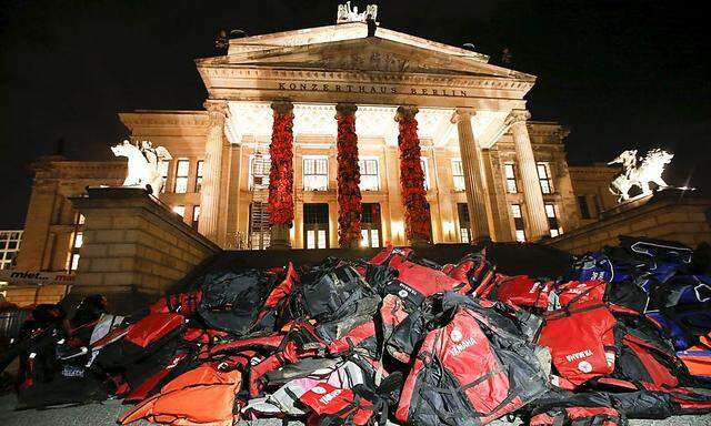 Der chinesische Künstler Ai Weiwei drapierte Rettungswesten in Gedenken an ertrunkene Flüchtlinge vor dem Konzerthaus in Berlin.