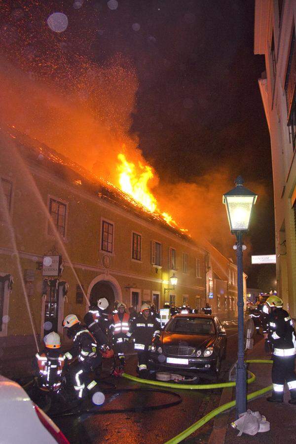 Fast sechs Stunden kämpften 270 Mann von 17 Feuerwehren gegen den Großbrand.