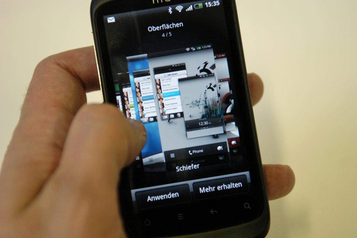 HTC setzt die aktuelle Version Android 2.3.3 "Gingerbread" ein und garniert sie wie gewohnt mit seiner Benutzeroberfläche HTC Sense. Diesmal lässt die Oberfläche aber nicht nur die HTC-typischen bogenförmigen Bedienelemente am unteren Bildschirmrand zu, dieser kann durch "Oberflächen" auch angepasst und so etwas dezenter werden.