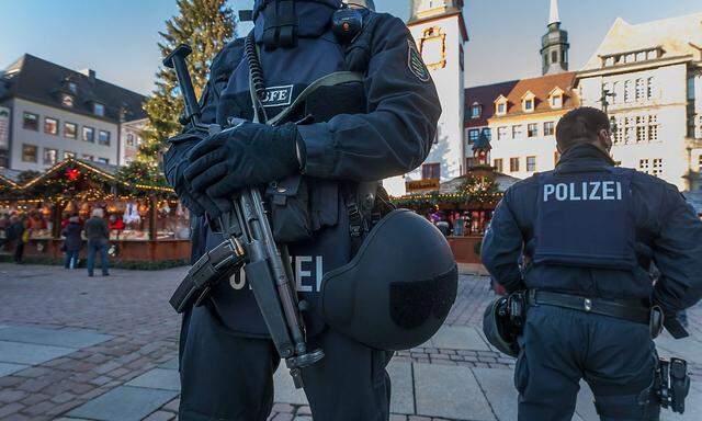 Archivbild: Polizisten auf einem Berliner Weihnachtsmarkt