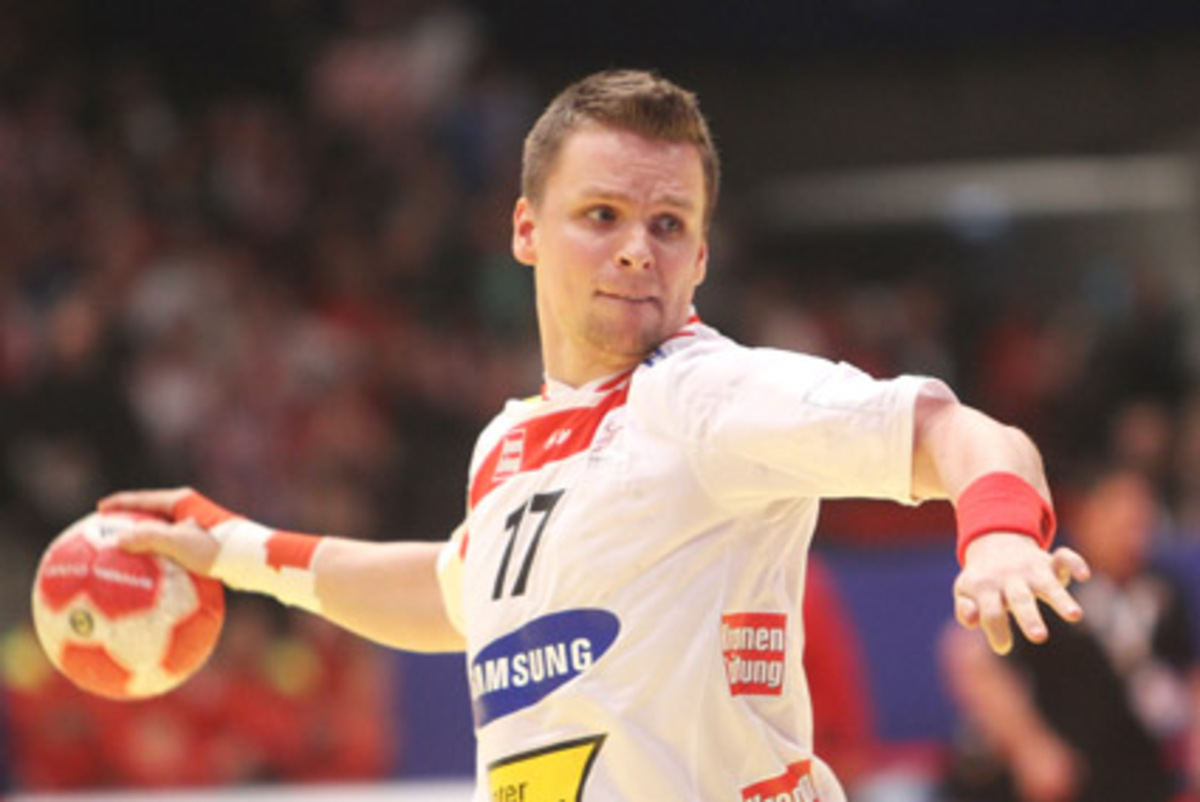 "Man kann diese Niederlage an zwei Leuten in Schwarz festmachen. So eine Schiedsrichter-Leistung ist eine Frechheit und muss auch Konsequenzen haben. Wir erwarten eine faire Schiedsrichter-Leistung, aber gegen neun Mann hat man keine Chance."