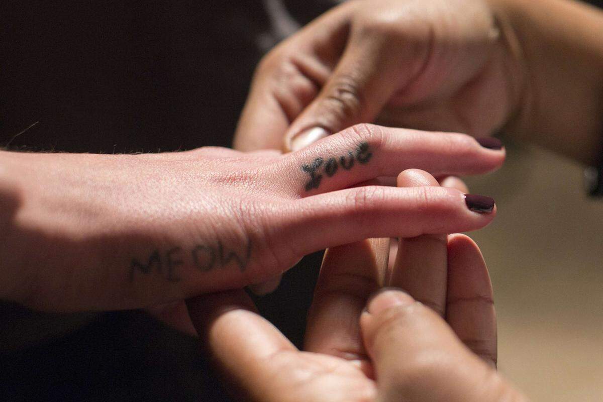 Tattoos wurden auf die Finger der Models bei Zac Posen gemalt.