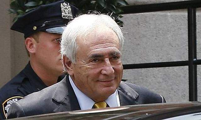 Strauss-Kahn verlässt seine vorübergehende Wohnung in Manhattan.