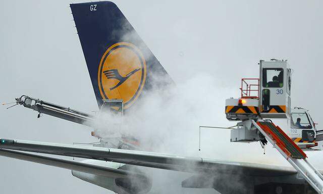 Archivbild aus kälteren Tagen am Flughafen Frankfurt. Die Lufthansa leidet unter den Flugstreichungen nach China und in den Iran.