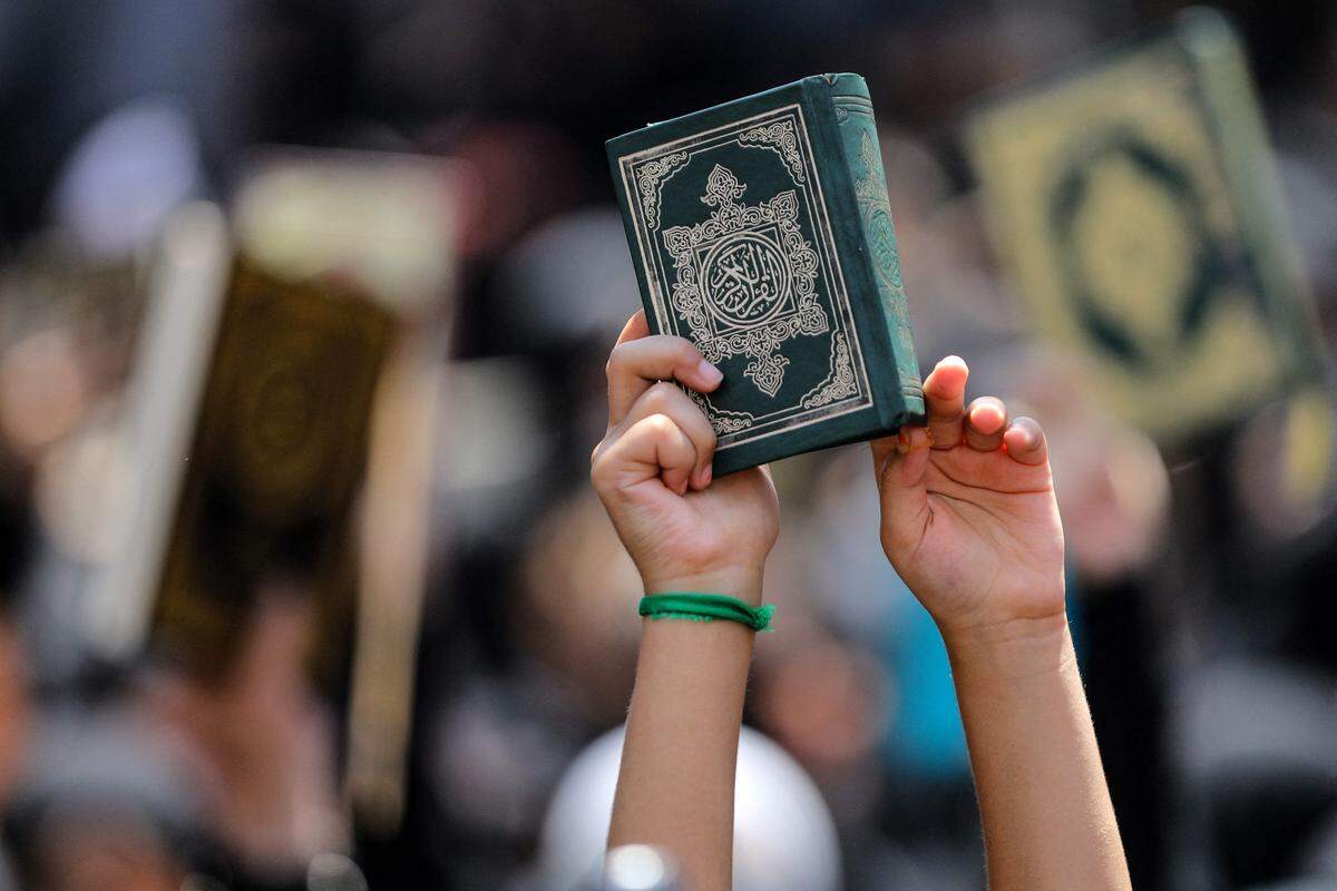 In Lebanon, demonstrators held up the Quran during anti-business protests in Sweden.