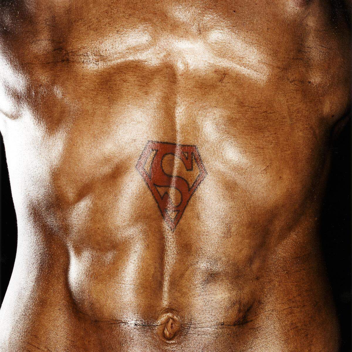 Fast ein bisschen klein im Vergleich zur breiten Brust wirkt dieses "Superman"-Tattoo.