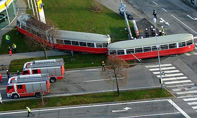 STRASSENBAHN IN WIEN-FLORIDSDORF ENTGLEIST