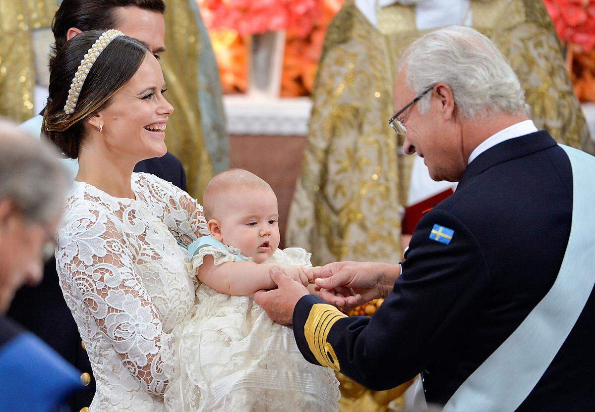 Der Name - und der Titel - eines neuen Schweden-Prinzen- oder -Prinzessinnenkindes wird stets von König Carl Gustaf und Kronprinzessin Victoria in einer Ratssitzung im Königsschloss in Stockholm bekanntgegeben.
