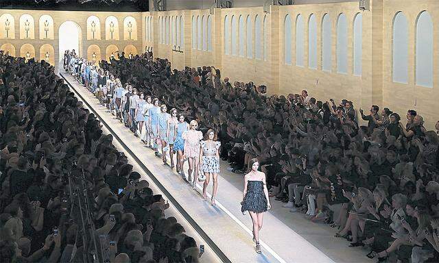 Das Set-Dekor der Runway Show zur Sommerkollektion von Fendi war vom Palazzo della Civilta Italiana inspiriert. 