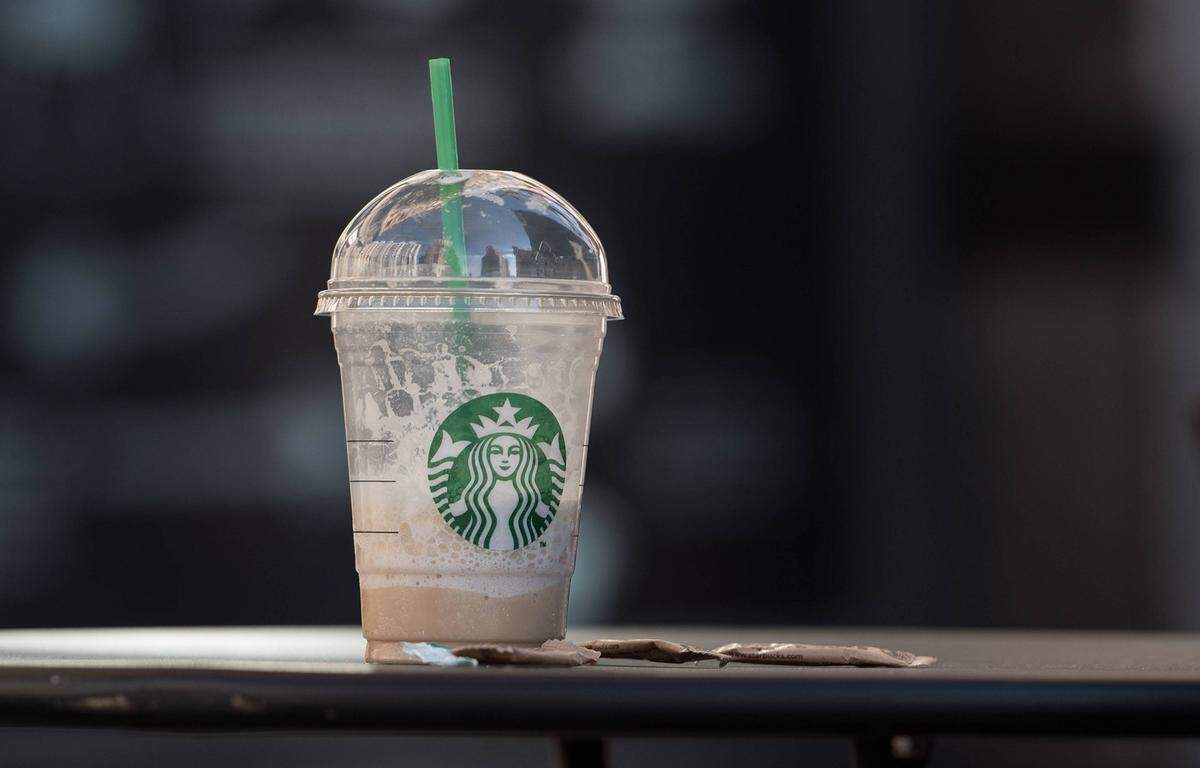 Es gibt viele Tricks um Müll zu vermeiden und die Umwelt zu schonen. Mit nur kleinen Änderungen im Alltag lässt sich viel bewirken. Vermeiden, Verwerten, Entsorgen lautet die Maxime. Coffee to Go Becher, Wasserflaschen aus Plastik oder auch Kunststoff-Eisbecher lassen sich leicht vermeiden. Es gibt schöne wiederverwendbare Kaffeebecher und Wasserflaschen, die man immer in der Tasche haben kann. Beim Eisessen kann man statt einem Becher zu einer essbaren Tüte greifen. Es sind die vielen kleinen Dinge, die einen Unterschied machen.