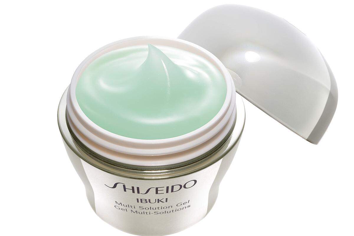 Das „Ibuki Multi Solution Gel“ von Shiseido soll ein effizienter Troubleshooter sein und rasch die Haut beruhigen oder klären – auch auf Make-up aufgetragen (44 €).