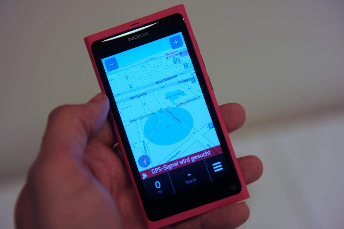 Mit Nokia Drive besitzt das N9 auch eine vollwertige Navigations-App. Als Kartenmaterial steht ganz Westeuropa zur Verfügung, wobei nicht alles vorinstalliert ist. Kunden können die benötigten Länder aber nachladen. Die Menüstruktur und Benutzerführung wurde an den MeeGo-Stil angepasst und für leichtere Fingerbedienung vergrößert.