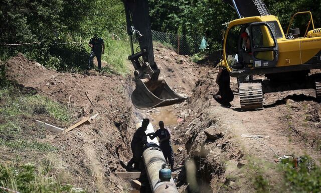Ein Bild aus dem Juli 2019, als ein Rohr für das Minikraftwerk bei Rakita eingesetzt wurde.