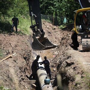 Ein Bild aus dem Juli 2019, als ein Rohr für das Minikraftwerk bei Rakita eingesetzt wurde.