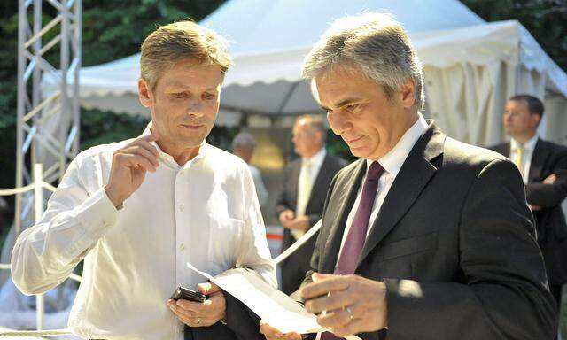 Archivbild von 2010: Der damalige Bundeskanzler Werner Faymann (r.) und Staatssekretär Josef Ostermayer
