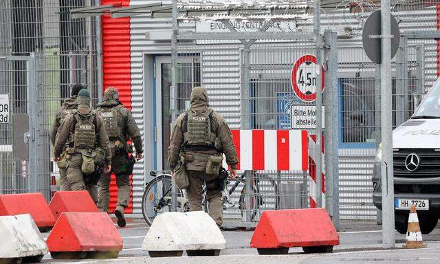 Spezialkräfte der Polizei am Sonntag am Hamburger Flughafen im Einsatz. 