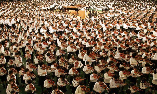 Pädagogische Massenveranstaltung in Fernost: Wetten, sie spielen Musik von Mozart?