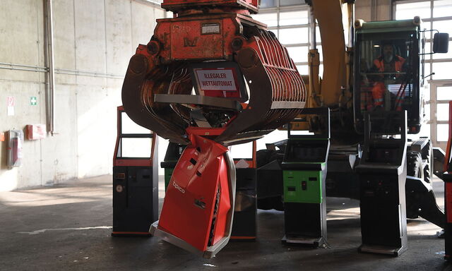 WIEN: FOTOTERMIN 'ZERSTOeRUNG ILLEGALER WETTAUTOMATEN'