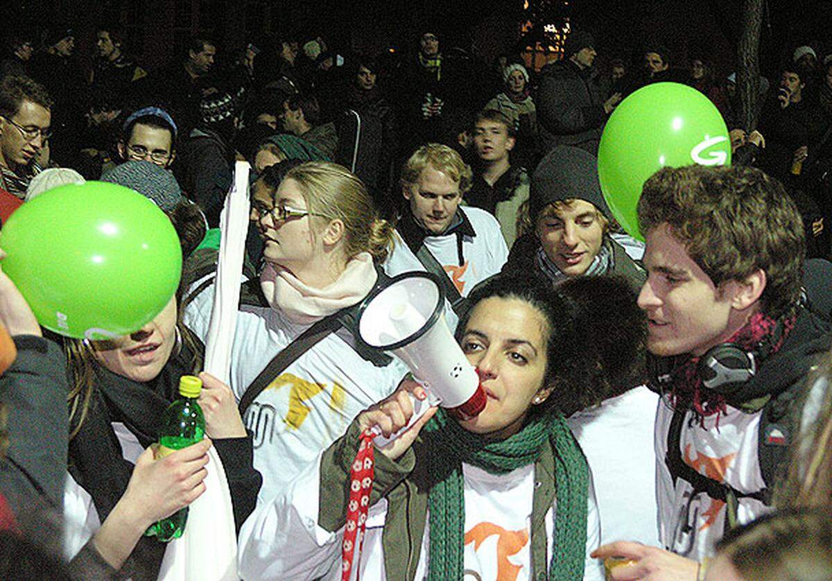 Mit Megafonen und Luftballons machten die Studenten bei der Kundgebung auf sich aufmerksam.