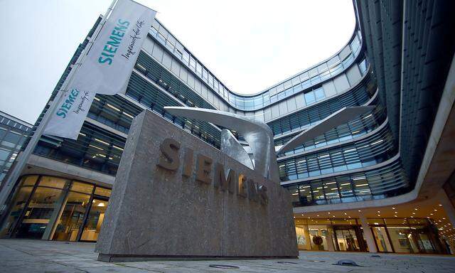 FILE PHOTO: The Munich headquarters of Siemens AG