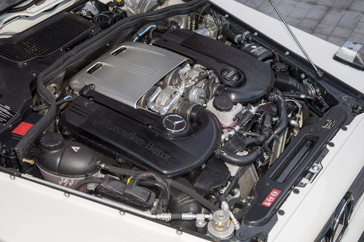 Die Motorisierung des G500 4x42 hat es auch in sich. Ein Vier-Liter-V8-Benziner mit Benzindirekteinspritzung und Turbo sorgt für eine Leistung von 422 PS.