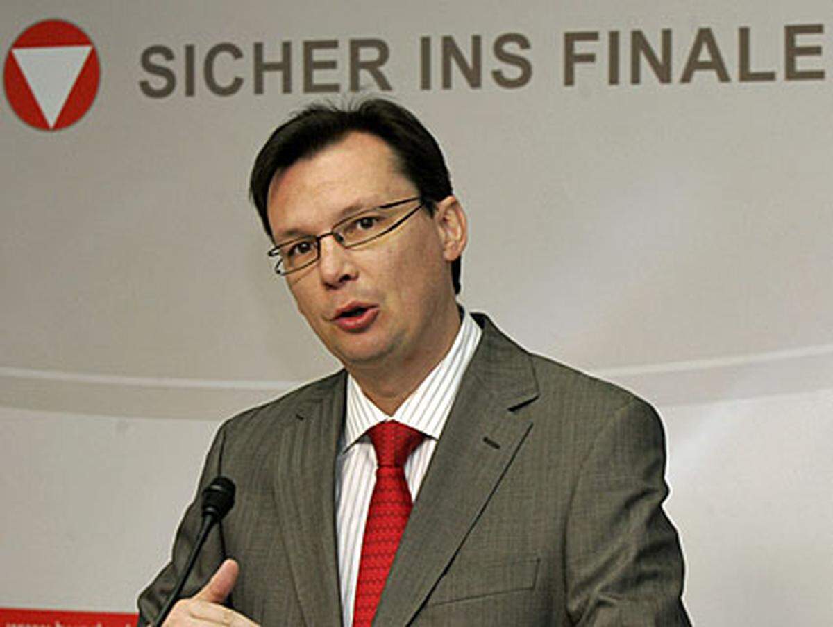 Von 1999 bis 2004 war er burgenländischer Landtagsabgeordneter - drei Jahre davon als Klubobmann. Ein Meisterstück lieferte er, als er der SPÖ im Jahr 2000 trotz Bank-Burgenland-Skandals den Landeshauptmann-Sessel rettete - und das mit dem damals eher unbekannten und unscheinbaren Bürgermeister von Frauenkirchen, Hans Niessl.