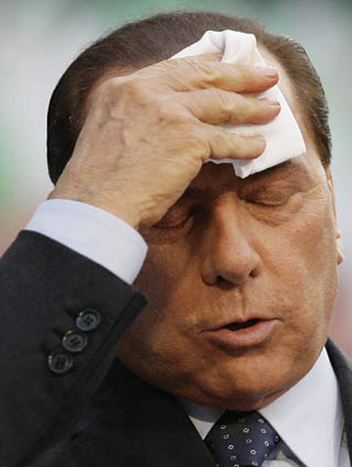Der italienische Regierungschef Silvio Berlusconi erlebte 2009 das schwierigste Jahr seit seinem Einstieg in die Politik 1993. Skandale um sein Privatleben, wiederholte Konflikte mit Medien im In- und Ausland, Justizprobleme, die Aufhebung des Immunitätsgesetzes, das ihm bisher Straffreiheit gewährt hatte und schlussendliche mutmaßliche Mafia-Verwicklungen, haben das Ansehen des Ministerpräsidenten und Medienunternehmers stark belastet. Nachfolgend eine Chronologie von Berlusconis "schwarzem Jahr" ...