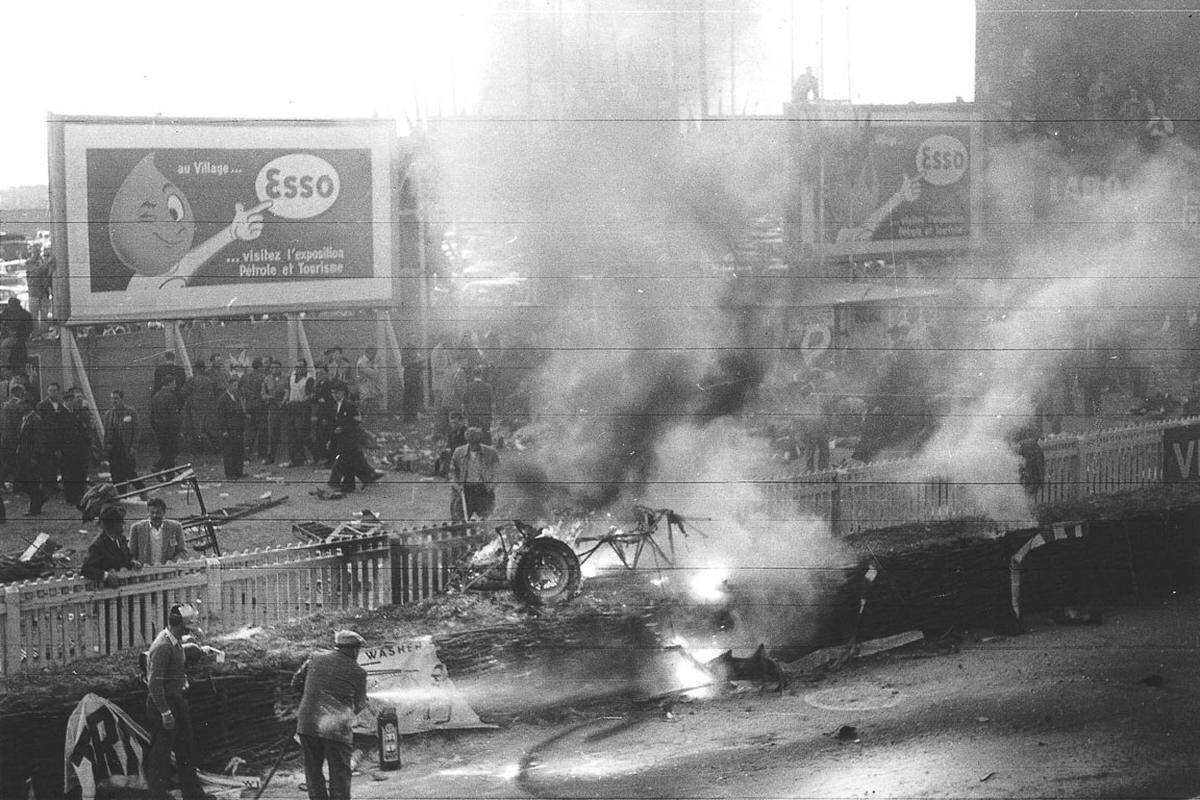 Am 11. Juni 1955 sterben beim 24-Stunden-Rennen im französischen Le Mans 84 Menschen. Auslöser der Katastrophe ist ein verhängnisvolles Überholmanöver eines Fahrers.Noch Stunden nach dem folgenschwersten Unfall der Motorsport-Geschichte schießen die Flammen aus dem zerstörten Mercedes von Pierre Levegh. Die Haupttribüne des 24-Stunden-Rennens von Le Mans bietet ein Bild unfassbaren Grauens.