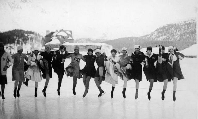 Endlich nicht mehr im langen Kleid aufs Eis: Teilnehmerinnen beim Eiskunstlaufbewerb (siebte von links: Sonja Henie, die später zum Film ging) bei den Olympischen Winterspielen in St. Moritz 1928.