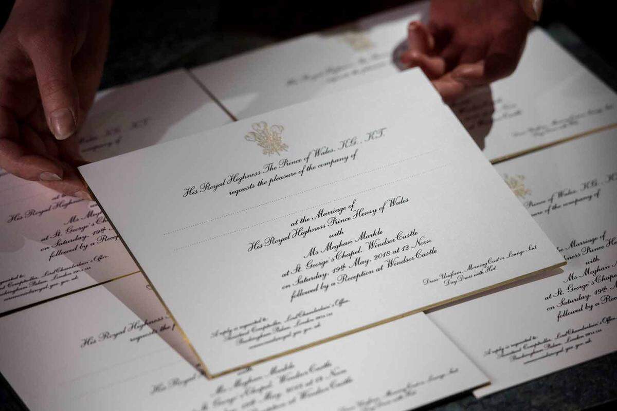 Goldenes Wappen, geschwungene schwarze Schrift und edler Goldrand: Die Einladungen zur Hochzeit von Prinz Harry und seiner Verlobten Meghan Markle wurden bereits verschickt. Die zwei Hauptzutaten sind - passend zum Brautpaar - amerikanische Tinte und englisches Papier.