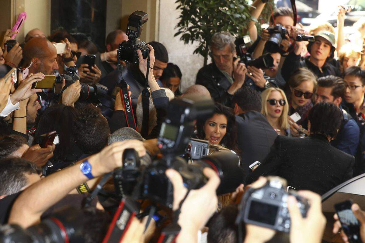 Für Furore sorgten sie bei der Show von Balenciaga. In der Schar der Fotografen und Kameramänner fiel Kim Kardashian beinahe hin. 