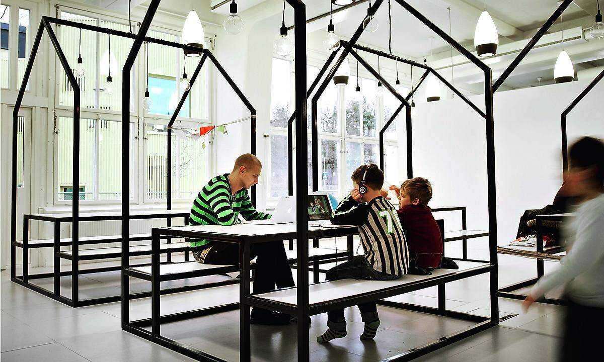 Eine von vie­len Auf­en­th­alt­smöglich­kei­ten der Vit­tra Te­le­fon­plan School von De­si­gnbüro Rosan Bosch in Stock­holm.