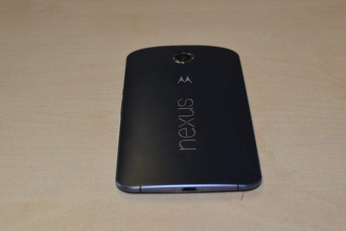 Bei der Verarbeitung gibt es nichts zu meckern. Motorola hat hier sauber und hochwertig gearbeitet. Lediglich beim Design gibt es Verbesserungspotenzial. So wirkt das Smartphone insgesamt überdimensioniert und klobig. Man merkt dem Nexus 6 seine sechs Zoll auch an. Das ist vor allem den Maßen von 159 x 83 x 10 Millimetern geschuldet.