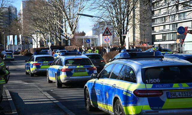 Die Polizei rückte mit einem Großaufgebaut an Personal auf den Unicampus in Heidelberg aus.