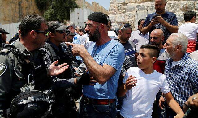 Der Ärger der palästinensischen Bevölkerung Jerusalems über die verschäften Checks am Tempelberg ist groß.
