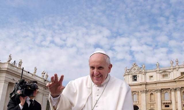 Rom Generalaudienz Papst Franziskus I Rom Vatikan 02 04 2014 Papst Franziskus I im Papamobil auf