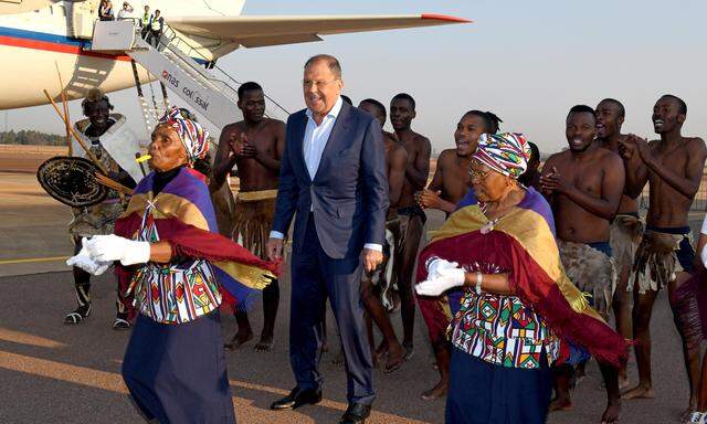 Der russische Außenminister Sergej Lawrow wird nach seiner Landung in Südafrika singend und tanzend empfangen. 